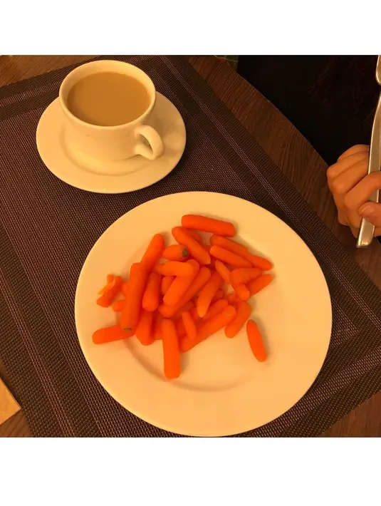 Selebriti yang sudah berumur 40 tahun ini menjalani diet yang ketat untuk mendapatkan bentuk badan yang ideal. Melalui akun Instagram pribadinya, ia membagikan menu dietnya. (Foto: instagram.com/sarangkim.love)