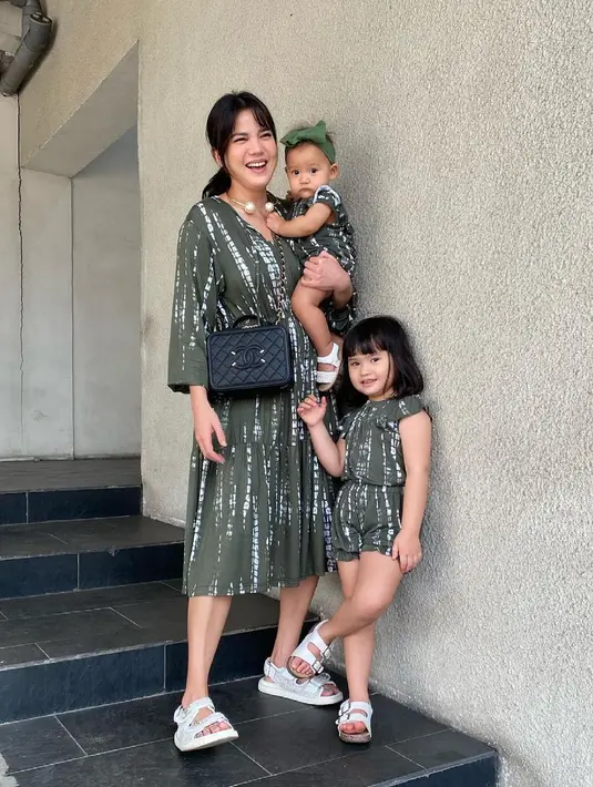 "Yang sedih pastinya harus berpisah dengan semua yang dirumah, isolasi mandiri di kamar, ga ketemu Alita Alana Dada (well bisa liat-liatan dari jauh aja), terus mompa jadi Alana tetep bisa minum ASI. Alhamdulillah walaupun Alita super sedih, tapi Alita pengertian," tulisnya. (Instagram/alicenorin)