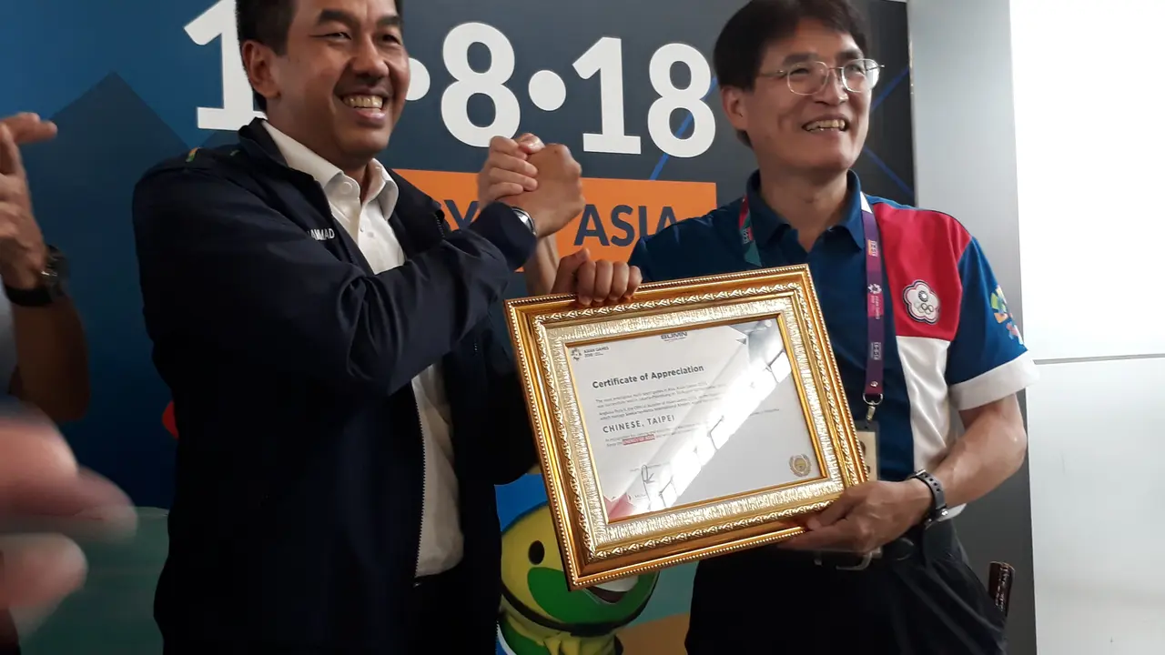 Direktur Utama APII Muhammad Awaluddin saat memberikan sertifikat penghargaan kepada kontingen China Taipei di Terminal 3 Bandara Internasional Soekarno Hatta, Senin (3/9/2018).
