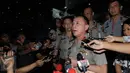 Kepala Divisi Hukum Mabes Polri Irjen Pol Mochamad Iriawan (depan) saat menjawab pertanyaan wartawan di gedung KPK, Jakarta, (25/2). Iriawan mengaku akan berkoordinasi dan diskusi dengan pimpinan lembaga antirasuah. (Liputan6.com/Helmi Afandi)