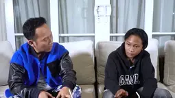 Awal mula viralnya sosok Fajar karena ada andil dari Denny Cagur. Denny mengundang Fajar untuk mengobrol ke podcastnya. Berbagai quotes yang menyentuh hati diucapkan Fajar yang bikin banyak netizen terhibur. (Liputan6.com/YouTube/Denny Cagur)