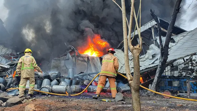 Kebakaran gudang karung di Tapos, Depok
