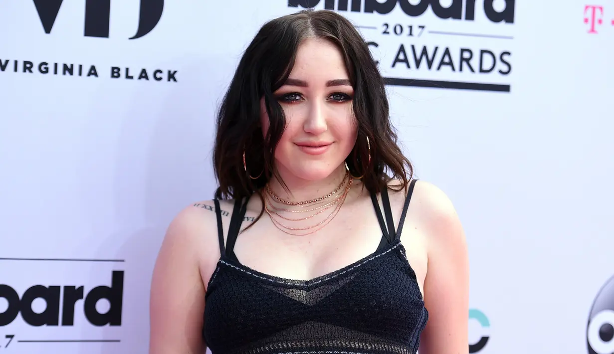 Noah Cyrus saat menghadiri acara Billboard Music Awards (BMA) 2017 di Las Vegas, Nevada, Minggu (21/5). BMA diberikan oleh Billboard kepada musisi yang menempati tangga lagu populer pada akhir tahun di Amerika Serikat (AP/Photo/Richard Shotwell)