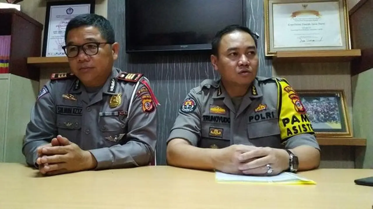 Mantan Kapolsek Pasir Wangi, Garut, AKP Sulman Ajiz (kiri). (Merdeka.com)
