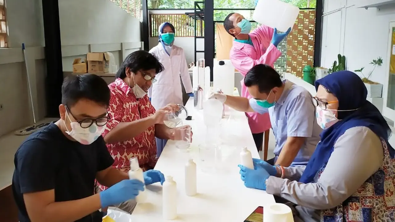 Pembuatan hand sanitizer