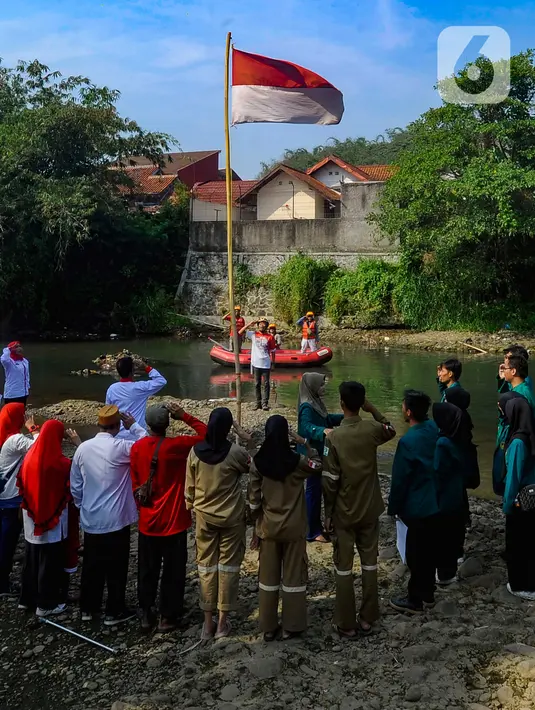 Sejumlah peserta juga ada yang berada di atas perahu karet saat mengikuti upacara. (merdeka.com/Arie Basuki)
