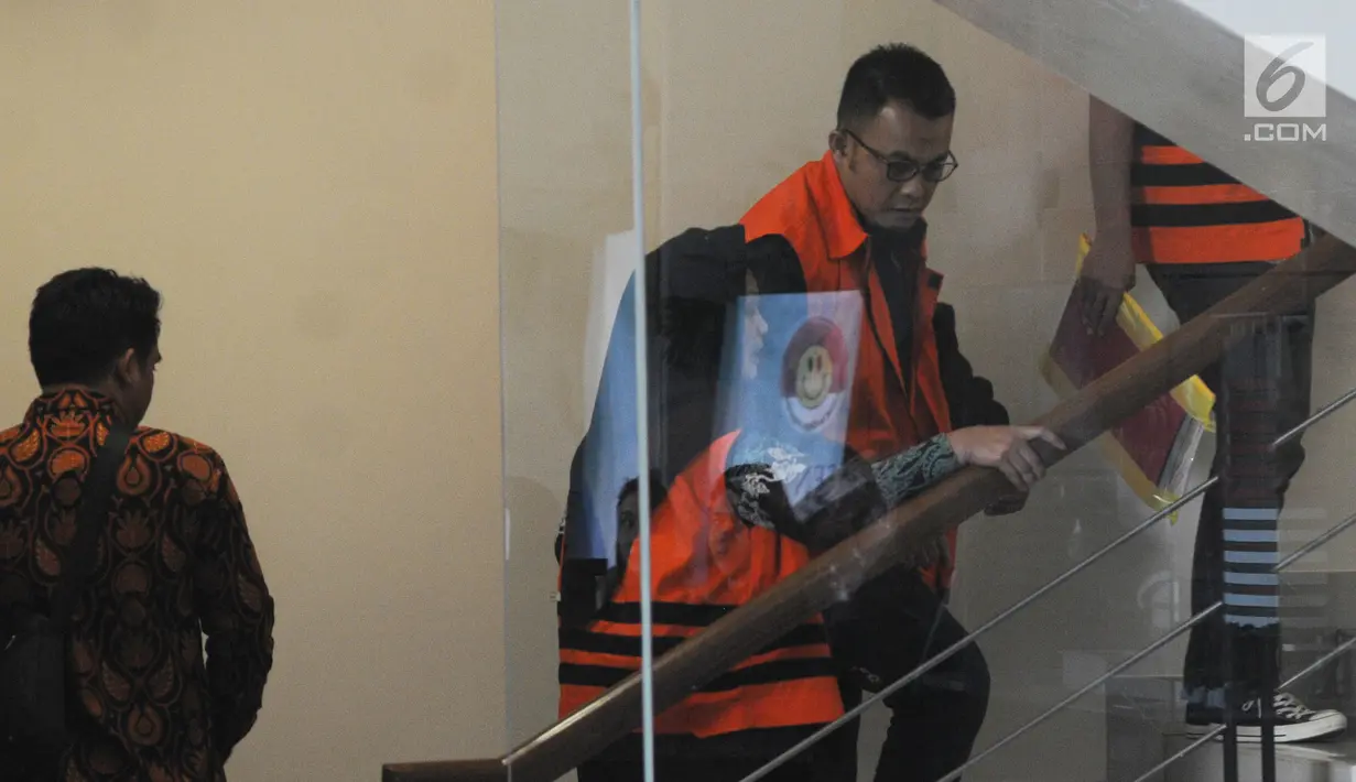 Anggota DPRD Sumut nonaktif Helmiati dan Ketua Fraksi PAN DPRD Lampung nonaktif Agus Bhakti Nugroho tiba di Gedung KPK, Jakarta, Rabu (31/10). Keduanya akan menjalani pemeriksaan lanjutan. (Merdeka.com/Dwi Narwoko)