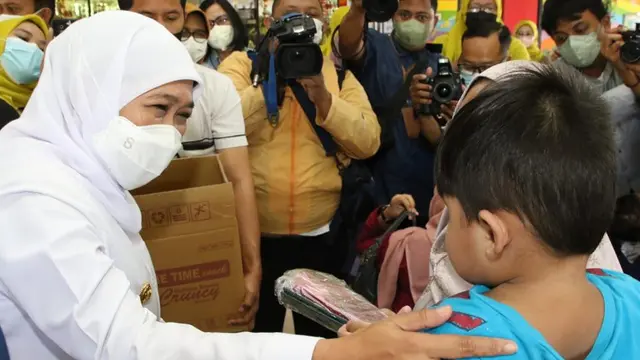 Gubernur Jawa Timur, Khofifah Indar Parawansa saat meninjau imunisasi polio (Foto: Humas Dinkes Jatim).