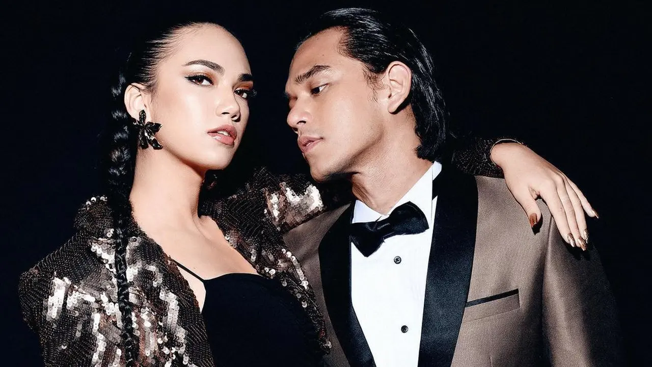 8 Gaya Pemotretan Terbaru Haico Van der Veken dan Rangga Azof, Tampil Mesra