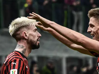 Pemain AC Milan Samu Castillejo (kiri) merayakan golnya ke gawang SPAL bersama Krzysztof Piatek pada babak 16 besar Coppa Italia 2019/2020 di Stadion San Siro, Milan, Italia, Rabu (15/1/2020). AC Milan menang 3-0. (Miguel MEDINA/AFP)