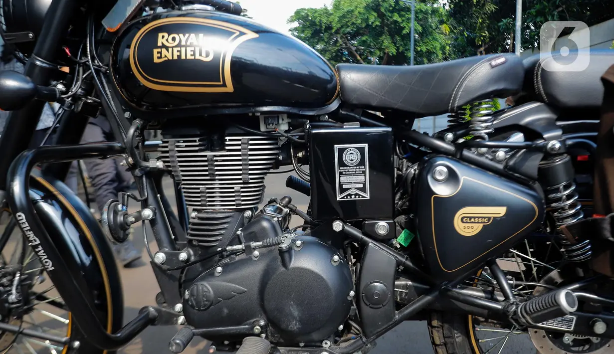 Motor yang disita berjenis Royal Enfield Classic 500 Limited Edition dengan warna hitam dan aksen garis emas. (Liputan6.com/Herman Zakharia)