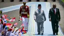 Tiba di Istana Istana Kepresidenan Republik Indonesia, disambut barisan pasukan kehormatan dan sejumlah siswa Sekolah Dasar yang mengibarkan bendera kedua negara. (Bay ISMOYO/AFP)