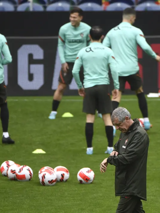 Pelatih Portugal, Fernando Santos memimpin sesi latihan di stadion Dragao di Porto (28/3/2022). Portugal akan menghadapi Makedonia Utara di final Play-off Jalur C Kualifikasi Piala Dunia 2022 zona Eropa. (AFP/Miguel Riopa)