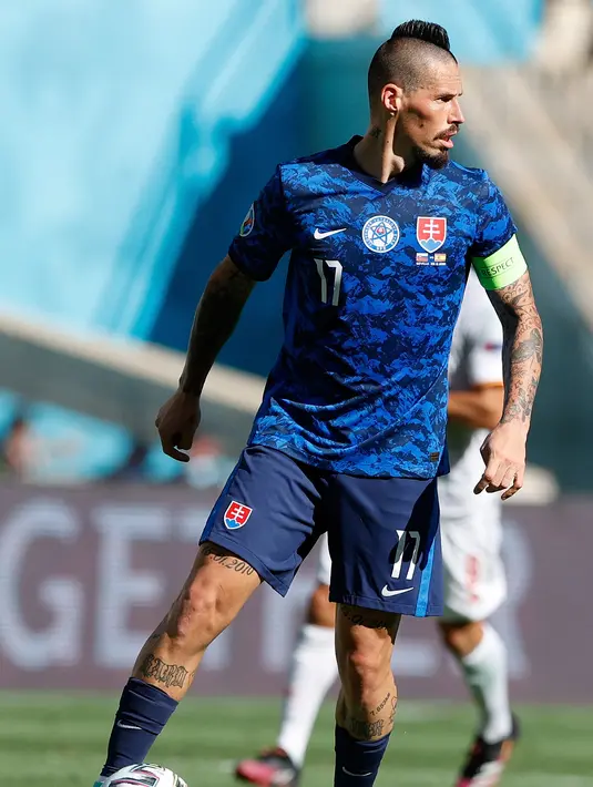 Pemain berusia 35 tahun ini juga memegang rekor penampilan terbanyak di Napoli. (Photo by MARCELO DEL POZO / POOL / AFP)