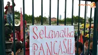 Pesan yang dibawa para mahasiswa ini adalah untuk menyelamatkan Pancasila sebagai dasar negara (Liputan6.com/Panji Diksana).