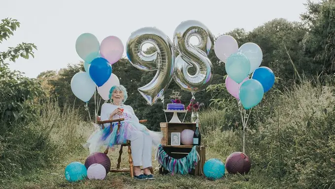 Nenek berusia 98 tahun ini tampil nggak biasa di hari ulang tahunnya. (Sumber Foto: Facebook/Cara Lynn Photography)