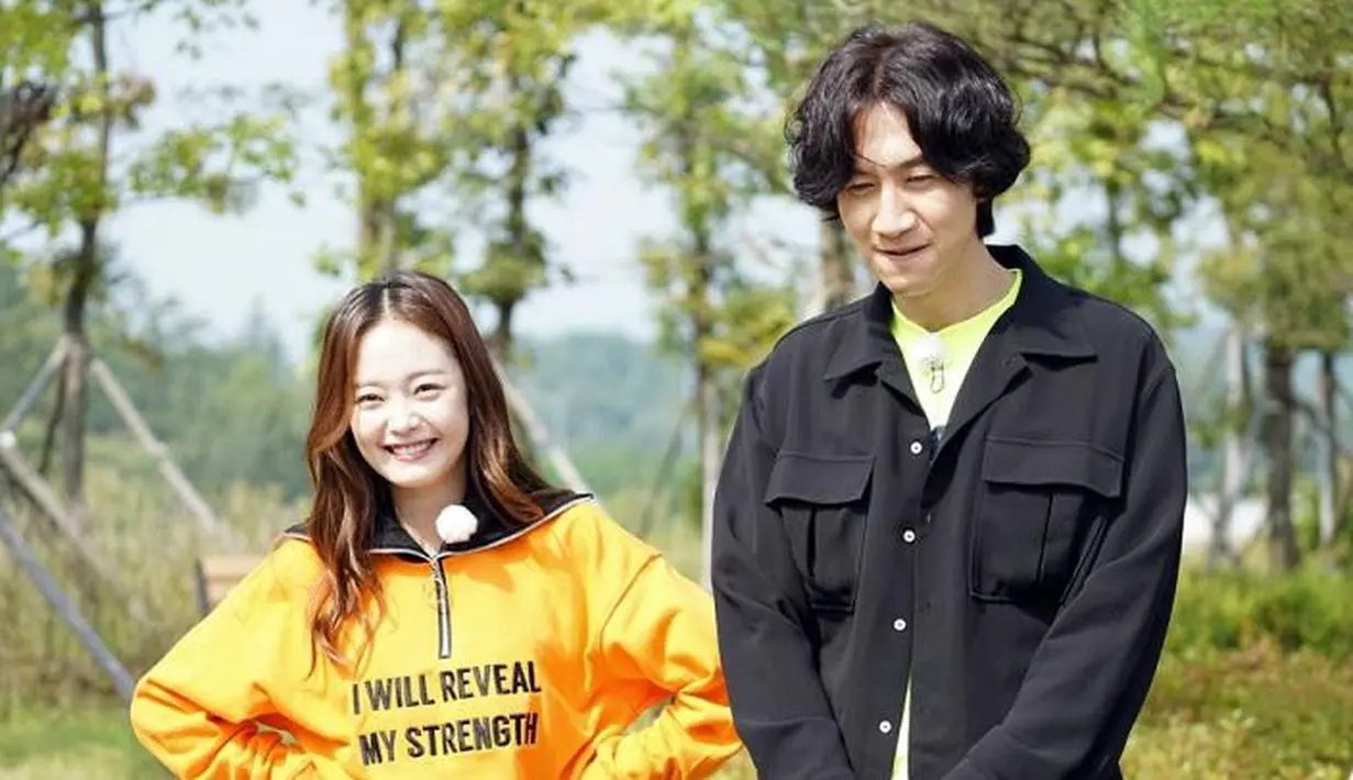 Akan tetapi kabar tersebut langsung dibantah oleh Jun So Min. Ia mengatakan jika hal tersebut terjadi lantaran ia dan Lee Kwang Soo ditangani oleh stylist yang sama. (Foto: Soompi.com)