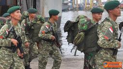 Citizen6, Tanjung Priok: KRI Teluk Amboina-503 mengangkut prajurit Yonif Linud Kostrad-305 Tengkorak Karawang usai melaksanakan penugasan pengamanan RI-Malaysia tiba di Dermaga Kolinlamil, Tanjung Priok, Jakarta, Senin (5/11). (Pengirim: Dispenkolinlamil)
