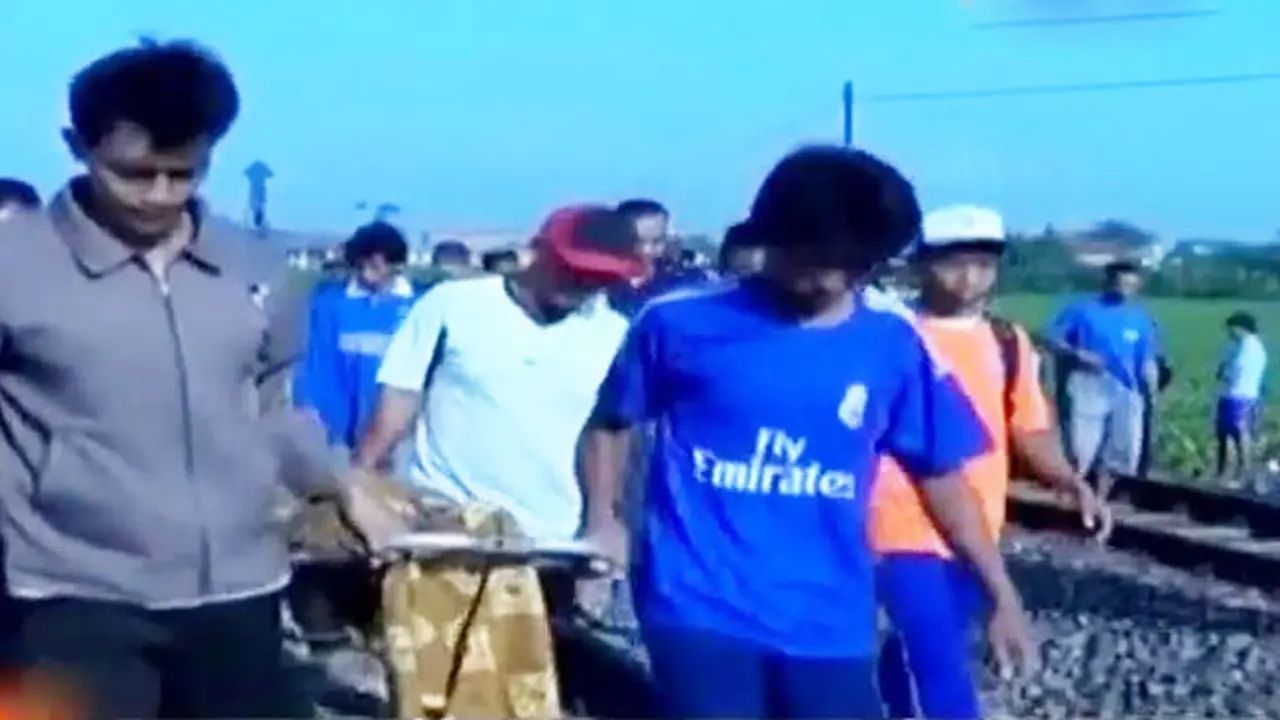 VIDEO: Asyik Berfoto di Rel, Guru Ngaji Tewas Tertabrak Kereta