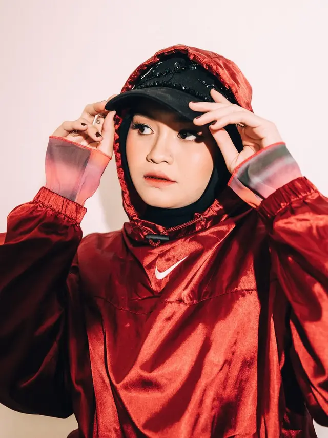 Jadi Ibu Satu Anak, Salma Salsabil Tampil Edgy dengan Paduan Hoodie dan Hijab