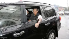 Selama perjalanan dari Kuningan menuju Cirebon, Presiden SBY membuka jendela mobil dan melambaikan tangan kepada warga. Inilah yang membuat SBY basah kuyup (Rumgapres/Abror Riski)