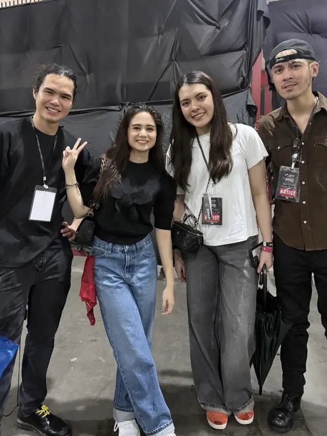 Tissa Biani di Konser Dewa 19 All Star padukan baju hitam dengan sneakers putih. [@tissabiani]