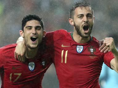 Striker Portugal, Goncalo Guedes bersama Bernardo Silva melakukan selebrasi bersama usai mencetak gol ke gawang Aljazair pada laga uji coba  di Estadio da Luz, Jumat (8/6/2018). Portugal menang 3-0 atas Aljazair. (AP/Armando Franca)