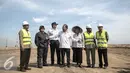 Menteri Koordinator Bidang Kemaritiman Rizal Ramli saat meninjau langsung pulau hasil reklamasi di pantai utara Jakarta, Rabu (4/5). Pulau C dan D merupakan hasil reklamasi, satu dari 17 pulau reklamasi di Teluk Jakarta. (Liputan6.com/Faizal Fanani)