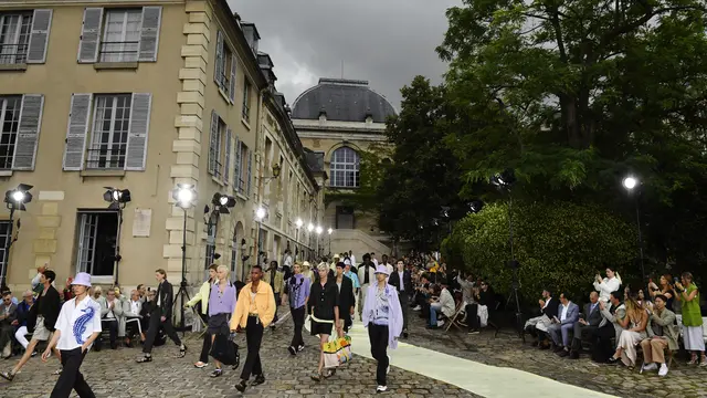Pakaian Pria Kembali Bergeliat di Catwalk Paris Fashion Week