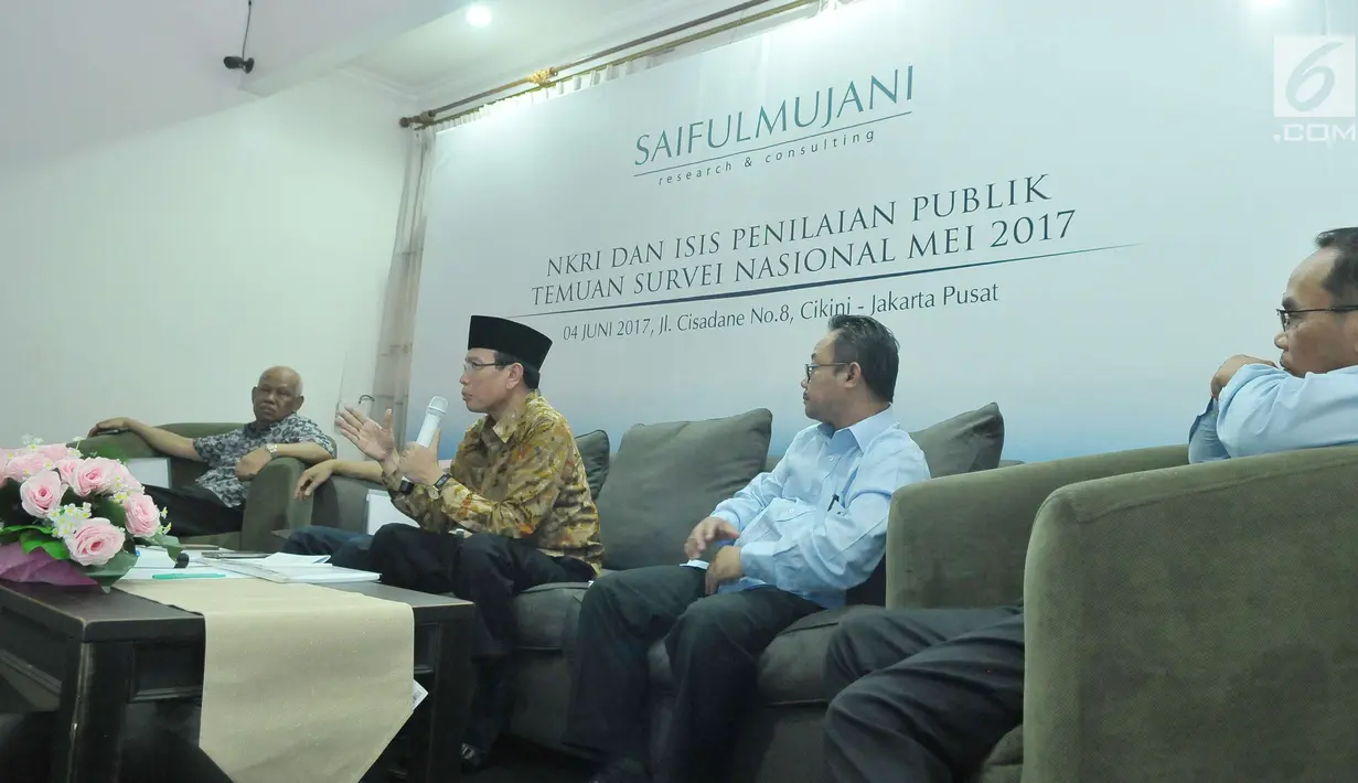 Perwakilan PBNU, KH. Masdar F. Mas’udi memberikan pemaparan dalam temuan survei terkait ISIS, Jakarta, Minggu (4/6). Saiful Mujani Research And Consulting atau SMRC menggelar survei dengan skala nasional terkait fenomena ISIS. (Liputan6.com/Helmi Afandi)