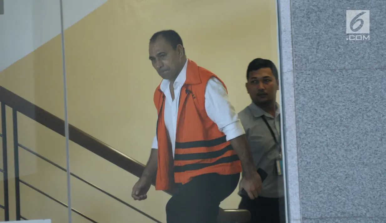 Bupati Ngada, Marianus Sae (kiri) bersiap menjalani pemeriksaan di Gedung KPK, Jakarta, Rabu (4/4). Marianus Sae menjadi tersangka dugaan suap sejumlah proyek di Pemkab Ngada, Nusa Tenggara Timur. (Liputan6.com/Helmi Fithriansyah)