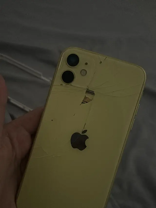 6 Potret Apes HP iPhone Retak Ini Bikin Senyum Tipis, Harus Rogoh Kocek Dalam