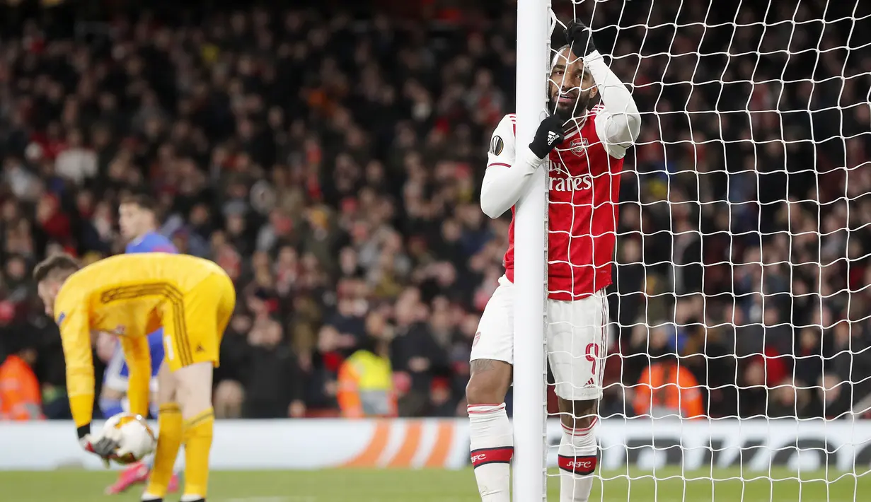 Ekspresi penyerang Arsenal, Alexandre Lacazette usai pertandingan melawan Olympiakos pada leg kedua babak 32 besar Liga Europa di stadion Emirates, London, Kamis (27/2/2020).  Olympiakos menang 2-1 dan lolos dengan unggul agregat gol tandang 2-2. (AP Photo/Frank Augstein)
