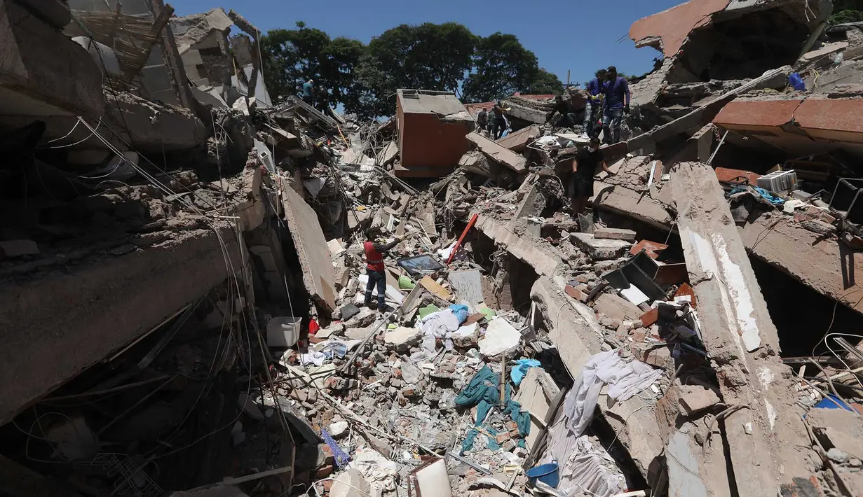Petugas penyelamat dan warga mencari di antara reruntuhan setelah gempa bumi melanda Cali, Kolombia, pada hari Senin, 10 Agustus 2026. (Foto AP/Santiago Saldarriaga)
