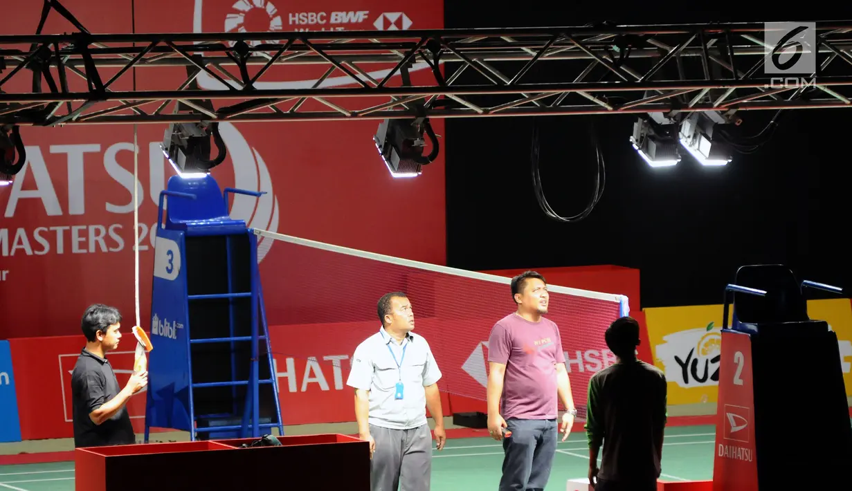 Pekerja melihat kondisi lampu lapangan jelang gelaran turnamen Indonesia Masters 2018 di Istora Senayan, Jakarta, Minggu (21/1). Ajang Indonesia Master akan dihelat pada 23-28 Januari 2018 dan diikuti 20 negara. (Liputan6.com/Helmi Fithriansyah)