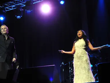 Penampilan duet Michael Bolton dan Anggun C Sasmi pada konser An Evening With Grammy Winner, yang dihelat di Jakarta, Minggu (2/6/2015) malam. (Liputan6.com/Panji Diksana)