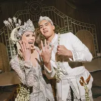 Selain busananya, perhiasan yang dikenakan Alyssa Daguise saat resmi menikah dengan Al Ghazali juga tak luput dari atensi. [@alyssadaguise].