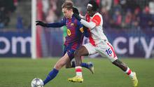 Frenkie de Jong dikawal oleh David Moses dalam laga Liga Champions antara Slavia Praha vs Barcelona di Fortuna Arena, 22 Januari 2026. (AP Photo/Petr David Josek)