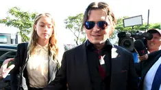 Aktor Johnny Depp dan istri Amber Heard tiba di Pengadilan Southport Magistrates, Gold Coast Australia, Senin (18/4/2016). Johnny Depp dan Amber Heard menghadapi sidang pengadilan atas impor ilegal anjing pasangan ke Australia. (REUTERS/Dave Hunt/AAP)