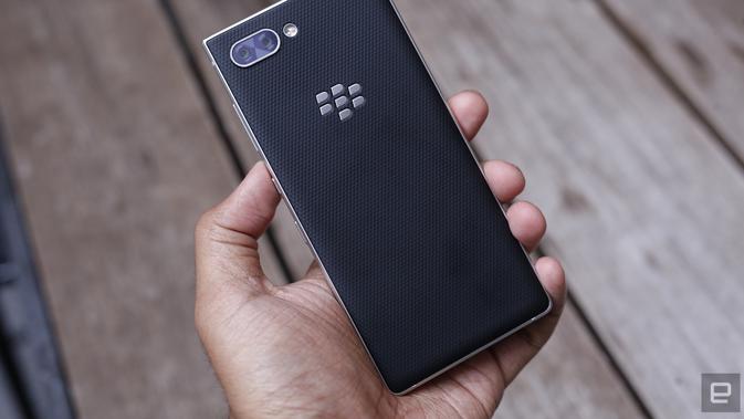 Bodi belakang BlackBerry Key2 yang cukup mirip dengan BlackBerry KeyOne (Foto: Engadget/Chris Velazco)