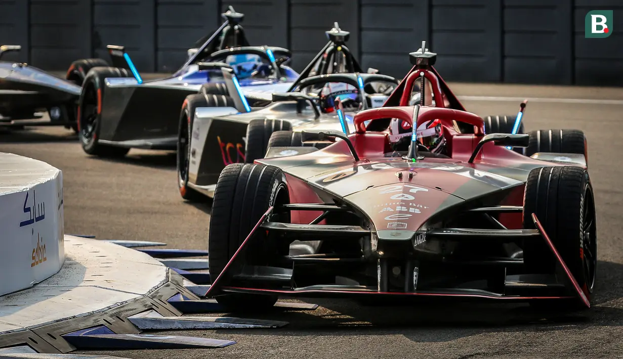 Pembalap Avalanche Andretti, Jake Dennis memacu mobilnya saat balapan Jakarta E-Prix 2023 round-11 di Jakarta International E-Prix Circuit, Ancol, Jakarta, Minggu (04/06/2023). (Bola.com/Bagaskara Lazuardi)