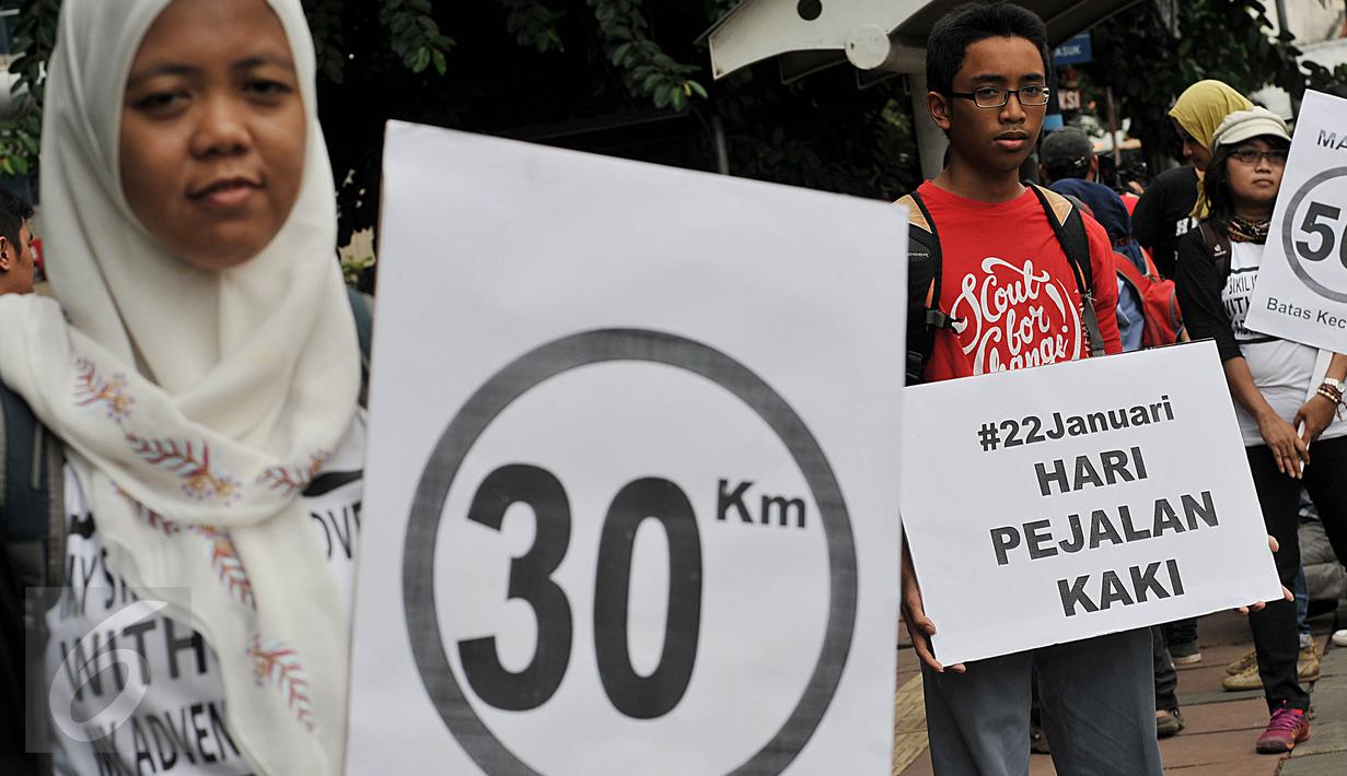 Massa yang tergabung dalam Koalisi Pejalan Kaki melakukan Aksi dengan membawa tulisan di Halte Tugu Tani, Jakarta, (22/1). Mereka menghimbau kembali kepada pengguna jalan yang menggunakan kendaraannya agar lebih berhati - hati. (Liputan6.com/Johan Tallo)