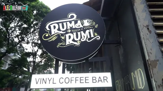 7 Potret Kafe El Rumi, Bergaya Vintage Penuh Hiasan Dari Kayu Jati