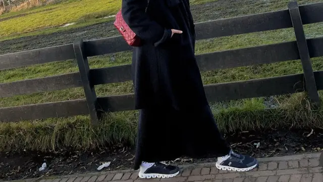 Outfit Serba Hitam Paula Verhoeven di Belanda (credit: https://www.instagram.com/paula_verhoeven/).