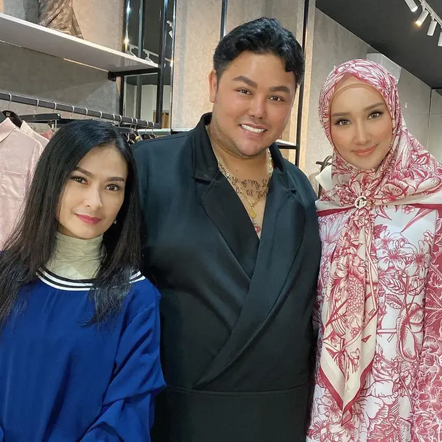 6 Potret Kebersamaan Ivan Gunawan dan Bella Aprilia, Dikabarkan Dekat