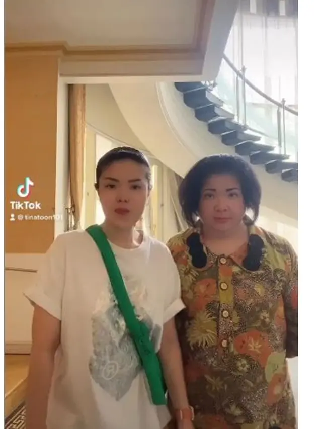 6 Potret Kedekatan Tina Toon dan Ibunda, Senang Diajak Joget TikTok Bareng