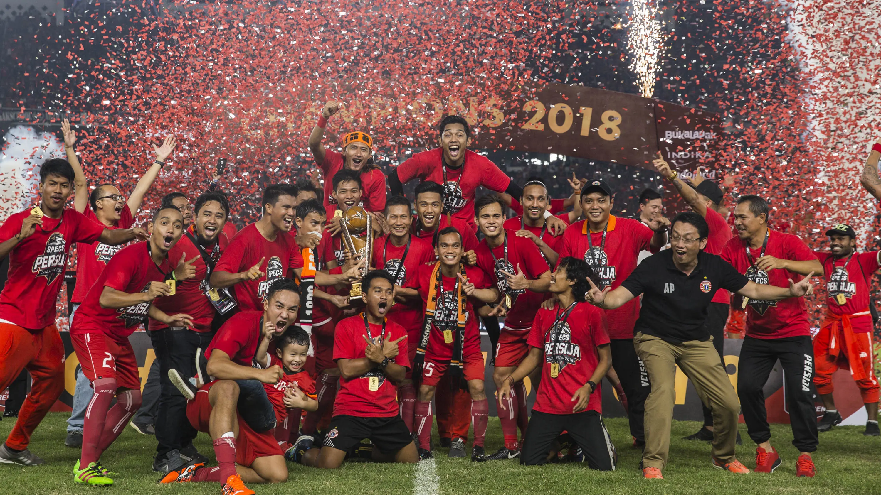 Para pemain Persija Jakarta merayakan gelar juara Piala Presiden setelah mengalahkan Bali United di SUGBK, Jakarta, Sabtu (17/2/2018). Persija menang 3-0 atas Bali United. (Bola.com/Vitalis Yogi Trisna)