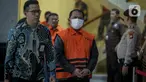Tersangka Bupati Labuhanbatu Erik Adtrada Ritonga mengenakan rompi oranye usai menjalani pemeriksaan di Gedung Merah Putih Komisi Pemberantasan Korupsi (KPK), Jakarta, Jumat (12/1/2024). (Liputan6.com/Faizal Fanani)