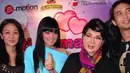Titi Kamal mengunggah potret jadul mengenakan mini dress one shoulder biru dengan rambut berponi saat berfoto dengan Titiek Puspa yang tampil serba hitam dipadukan syal warna-warni. [@titi_kamall]