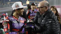 CEO Dorna Carmelo Ezpeleta (kanan) bersama Jorge Martin. (KARIM JAAFAR / AFP)